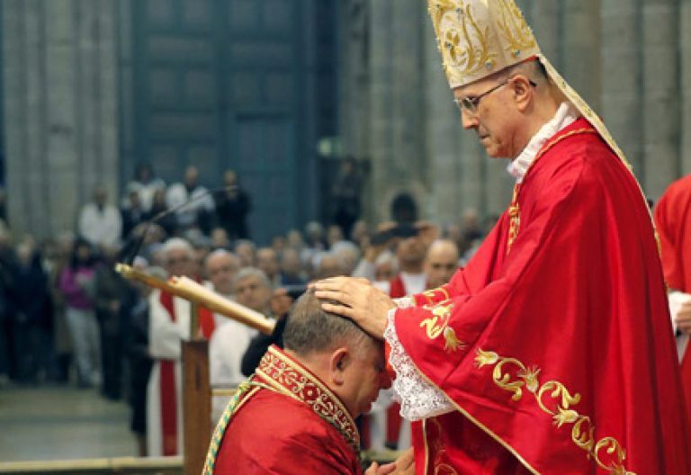 El cardenal Tarcisio Bertone ordena arzobispo a José Rodríguez Carballo