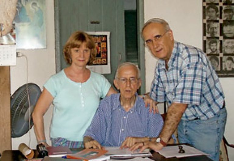 Eduardo Lallana y su esposa Charo presidentes de la ONG Tierra sin Males con Pedro Casaldáliga