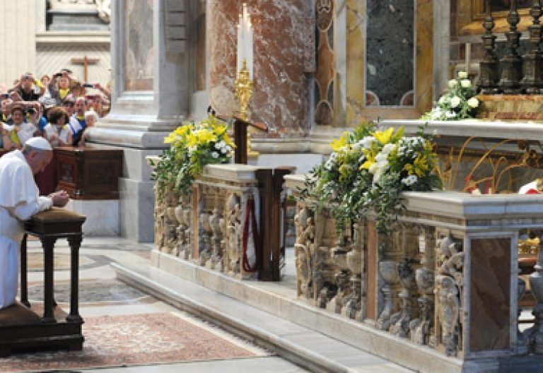 papa Francisco reza ante la tumba de Juan XXIII en el 50 aniversario de su muerte 3 junio 2013