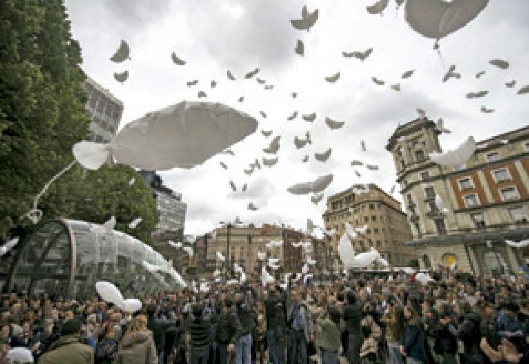 último acto de Gesto por la Paz en Bilbao 1 junio 2013 suelta de globos