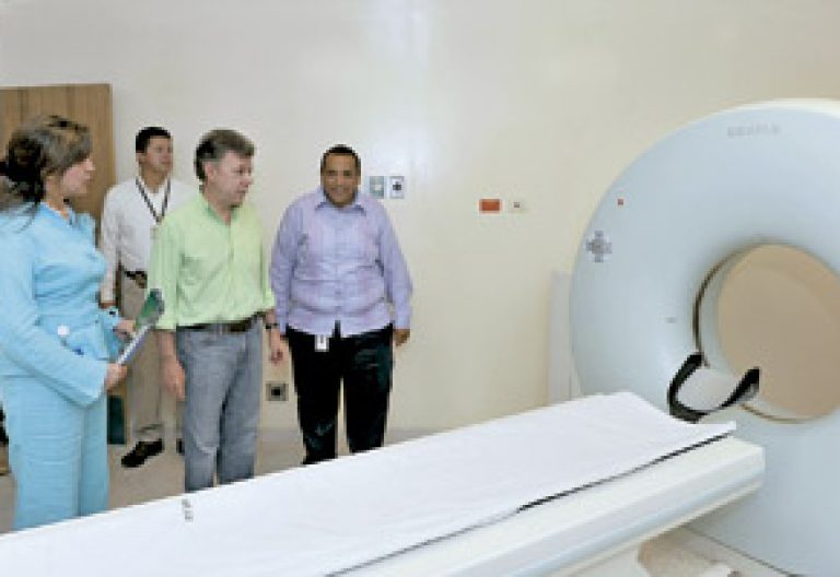 Juan Manuel Santos presidente de Colombia visita un hospital