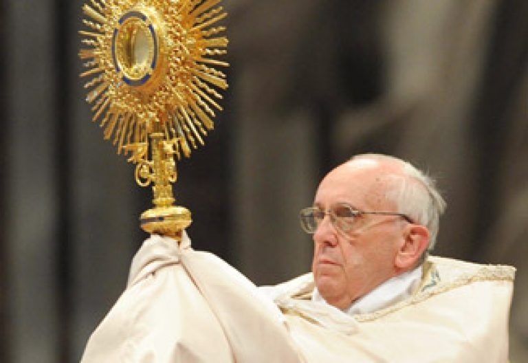 papa Francisco preside adoración eucarística mundial en la basílica de San Pedro 2 junio 2013 Corpus Christi Año de la fe