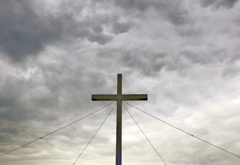 cruz grande anclada con cables de acero