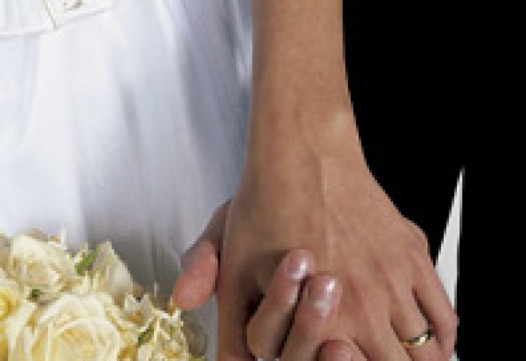 novios recién casados cogidos de la mano