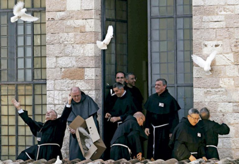 religiosos sueltan palomas al aire libre