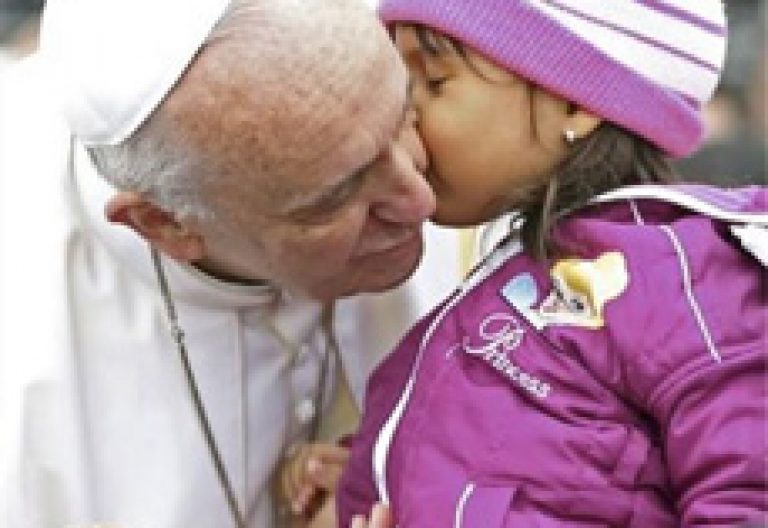 una niña besa al Papa Francisco JMJ Río 2013