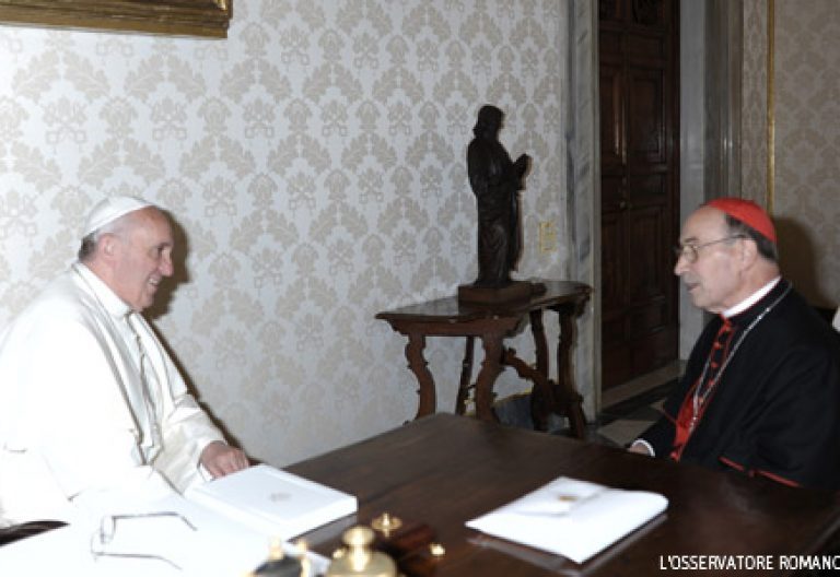 cardenal Velasio de Paolis, delegado pontificio de la Legión de Cristo, con papa Francisco junio 2013