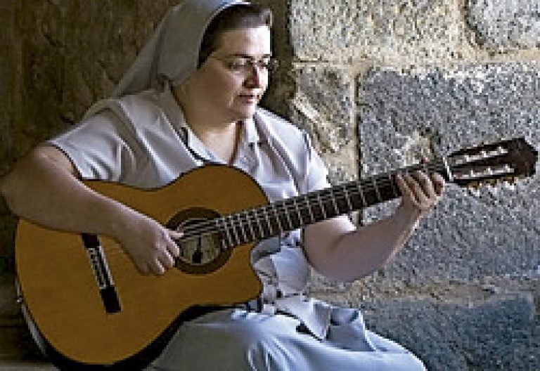 la Hermana Glenda, cantautora católica