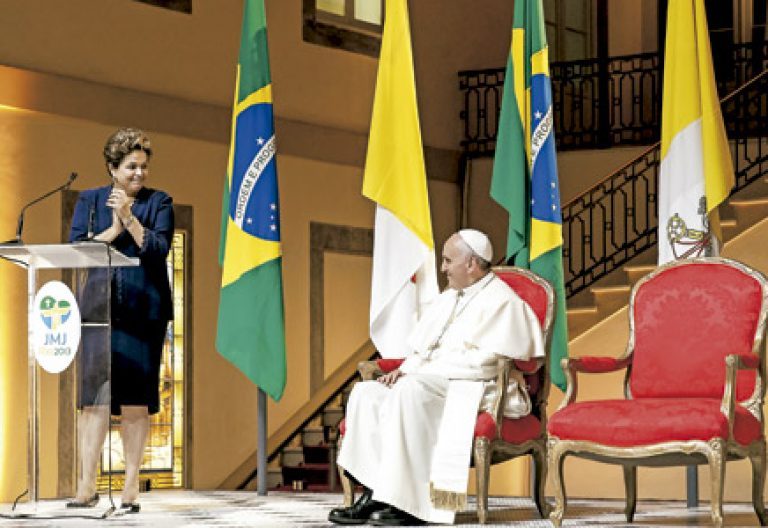papa Francisco con Dilma Rousseff a su llegada al aeropuerto internacional de Río de Janeiro