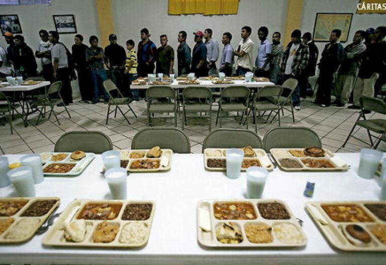 grupo de personas en un comedor de Cáritas