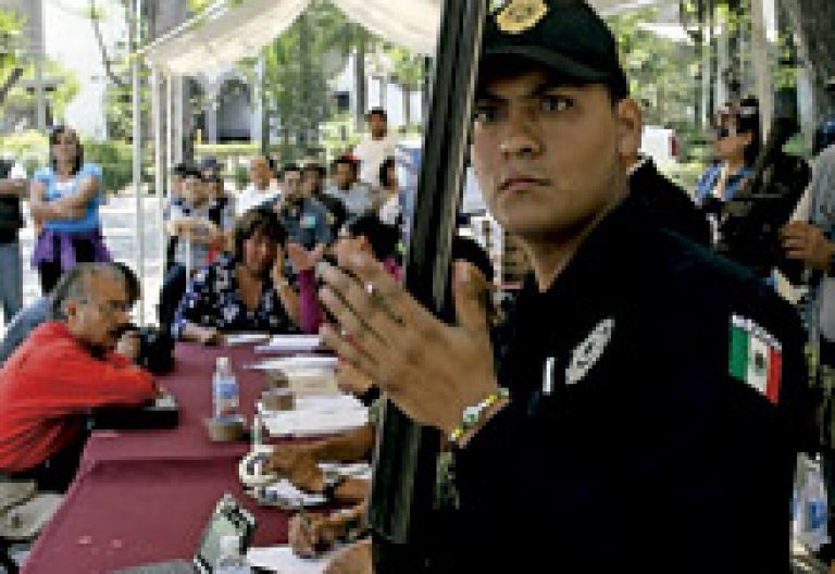 policía supervisa la entrega voluntaria de armas en México