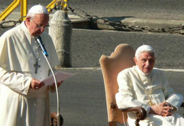 papa Francisco y papa emérito Benedicto XVI en los Jardines Vaticano 5 julio 2013