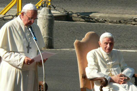 papa Francisco y papa emérito Benedicto XVI en los Jardines Vaticano 5 julio 2013