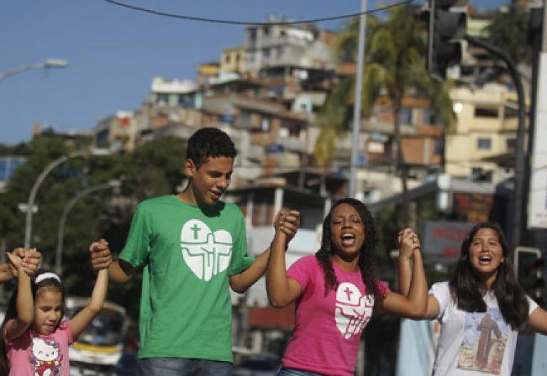 jóvenes en Rio de Janeiro días previos a la JMJ 2013