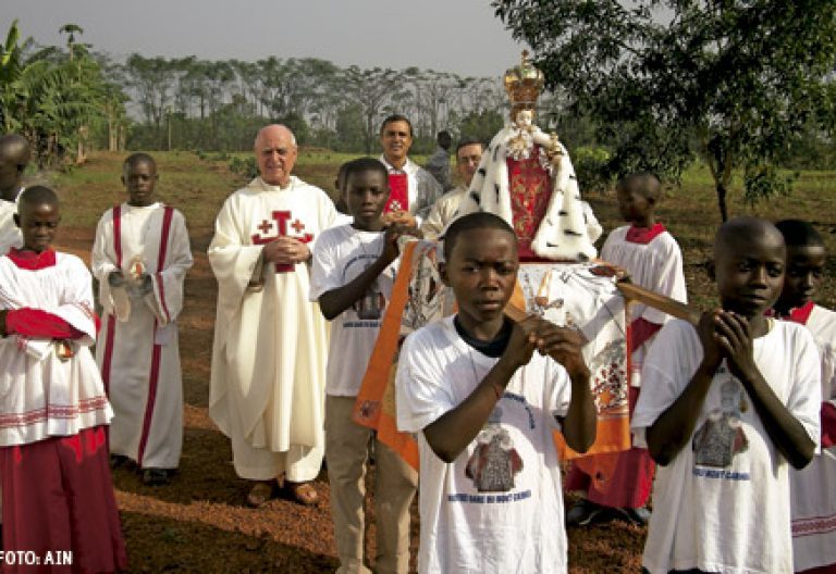 Anastasio Roggero preside procesión en República Centroafricana del Niño Jesús de Praga