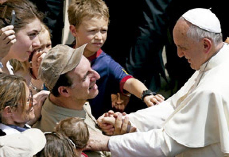 papa Francisco saluda a un hombre adulto