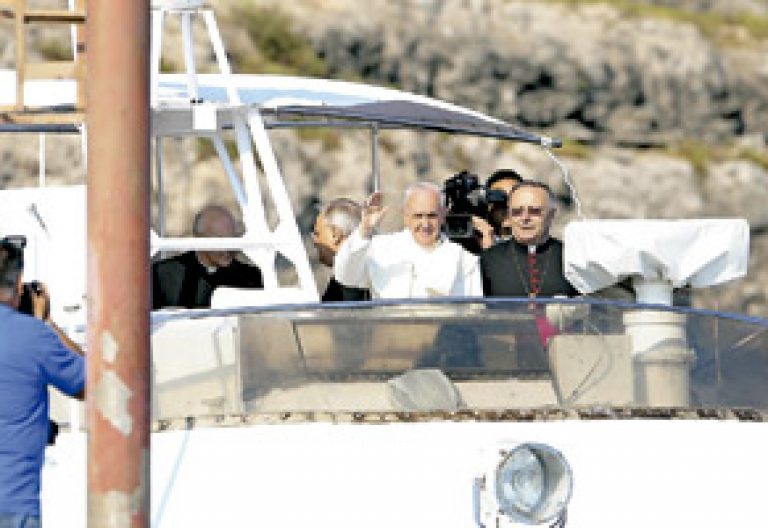 papa Francisco visita isla de Lampedusa para rezar por los inmigrantes 8 julio 2013