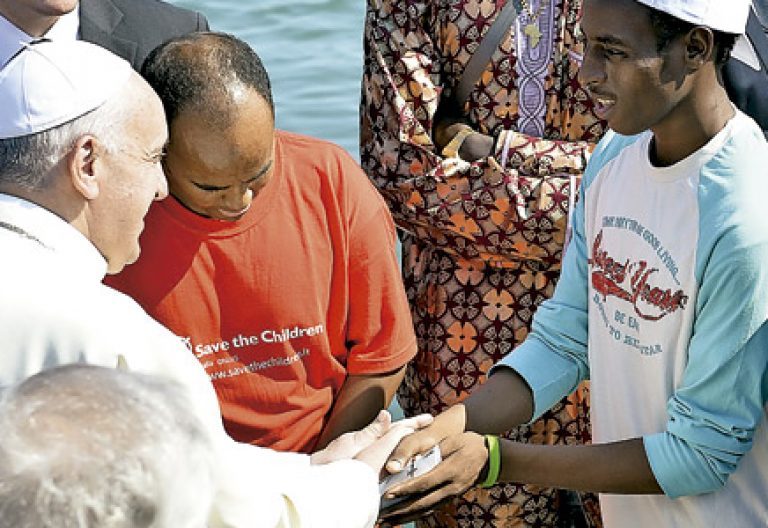 papa Francisco con inmigrantes en Lampedusa 8 julio 2013