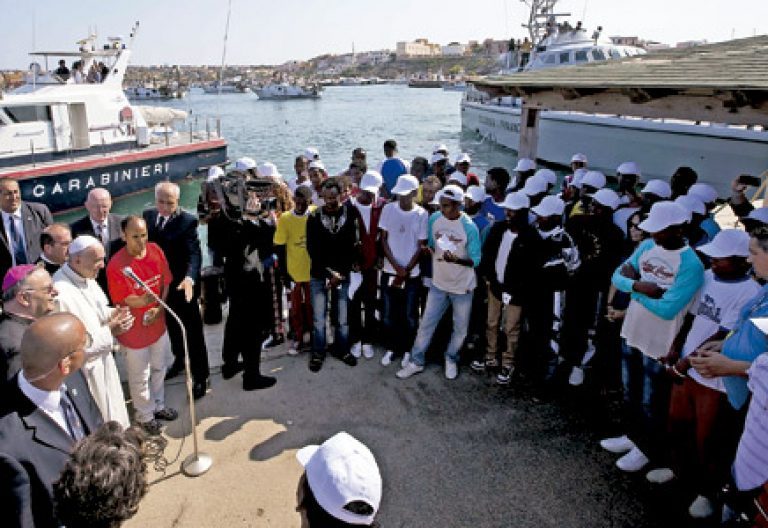 papa Francisco en Lampedusa con inmigrantes 8 julio 2013