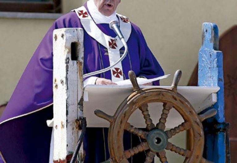 papa Francisco con inmigrantes en Lampedusa 8 julio 2013