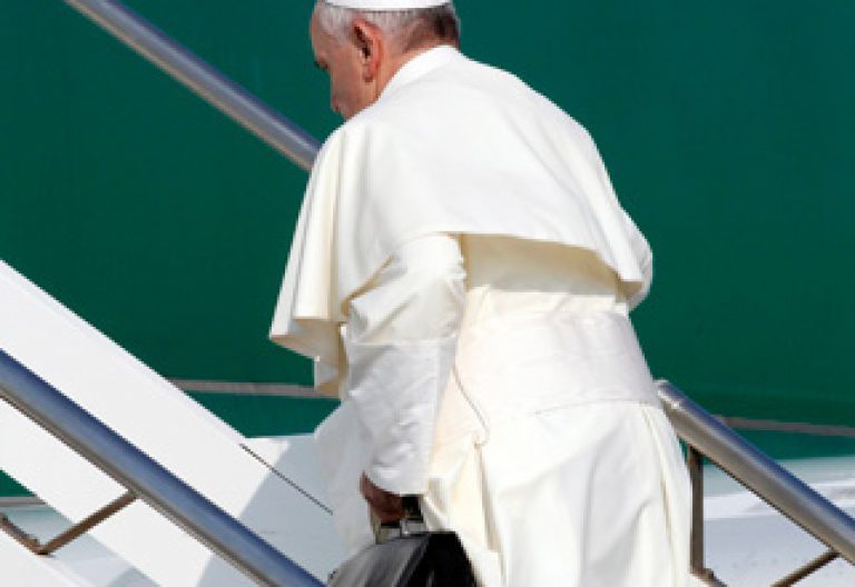 papa Francisco lleva su maleta al subir al avión lunes 22 julio camino de la JMJ Río 2013