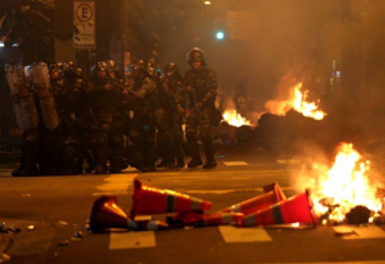 policía se enfrenta con manifestantes en Río de Janeiro 17 julio 2013