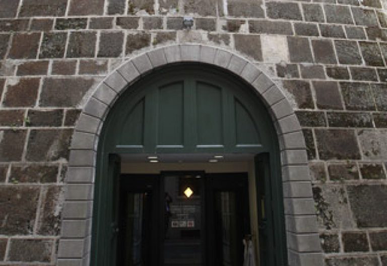 puerta de entrada de la sede del IOR banco del Vaticano