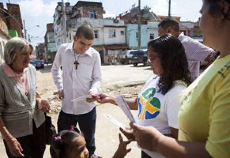 voluntarios reparten información de la JMJ Río 2013 en comunidades brasileñas