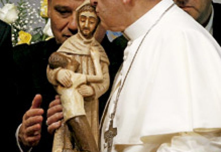 papa Francisco besa una figura de San Francisco en el hospital de drogodependientes de Río