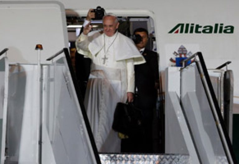 papa Francisco se despide desde el avión en Río de Janeiro de vuelta a Roma