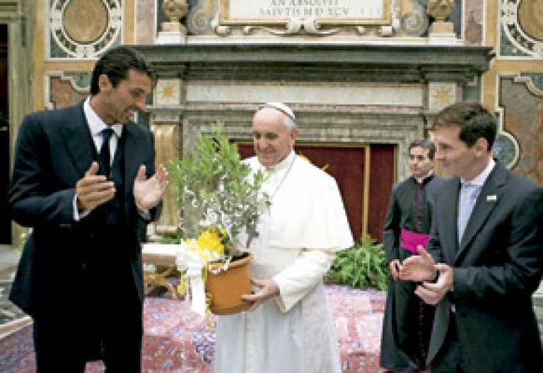 El Papa Francisco, con los futbolistas Gianluigi Buffon y Leo Messi