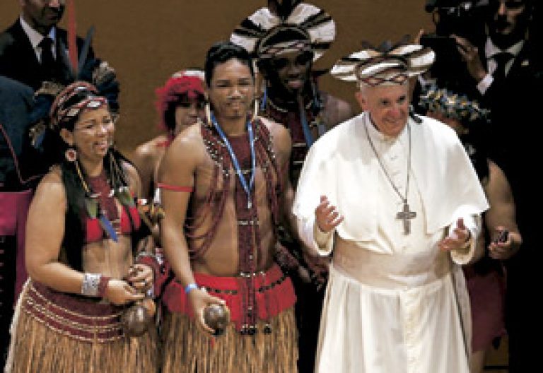 El papa Francisco con indígenas brasileños