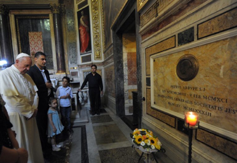 papa Francisco reza ante la tumba de Pedro Arrupe 10 septiembre 2013