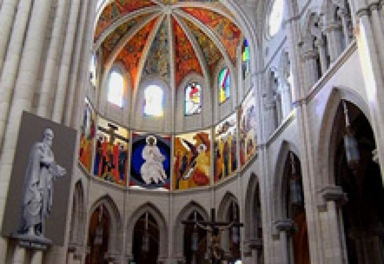 interior de la catedral de la Almudena en Madrid