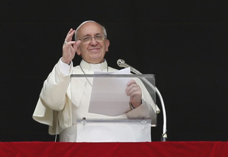 papa Francisco durante el rezo del Angelus septiembre 2013