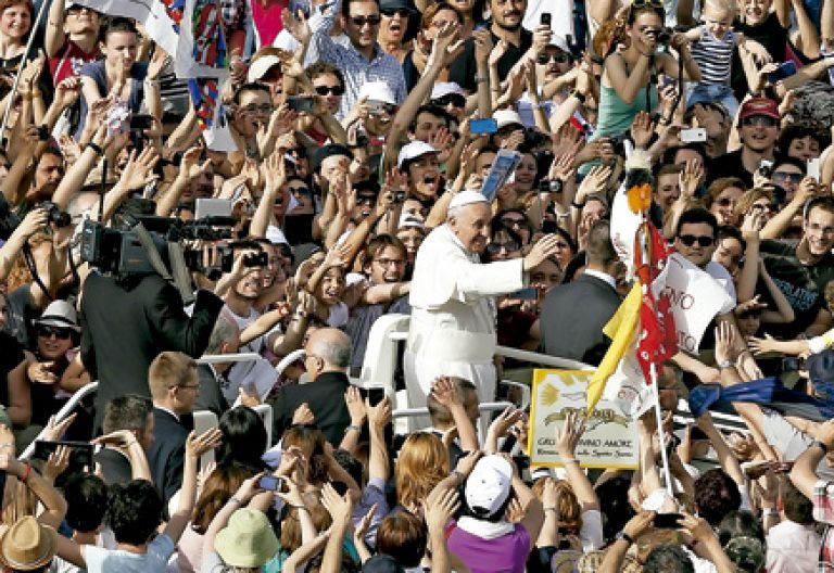 papa Francisco avanza en el papamóvil entre la multitud