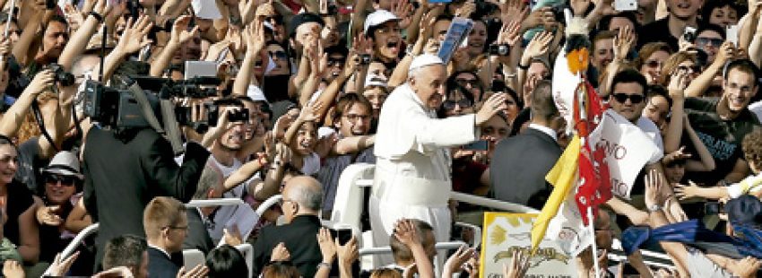 papa Francisco avanza en el papamóvil entre la multitud