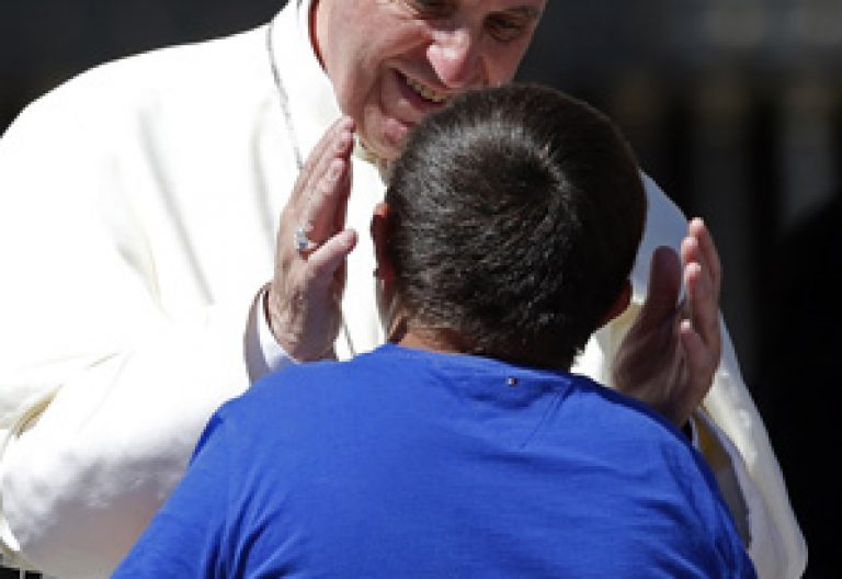 papa Francisco saluda a un chico enfermo