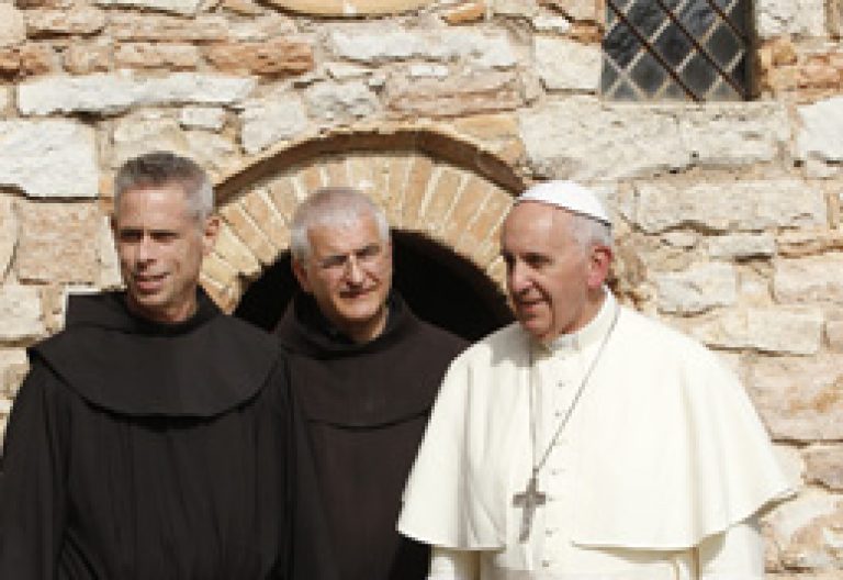 papa Francisco visita Asís, celda de San Francisco con los franciscanos, 4 de octubre 2013