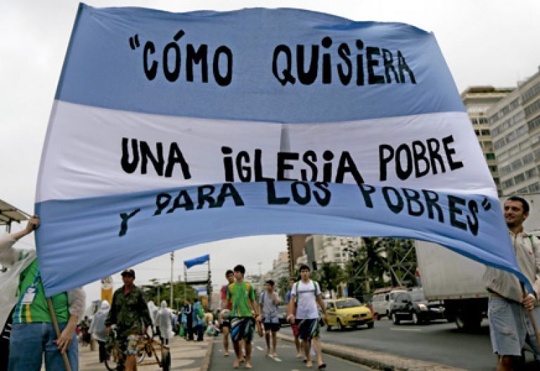 Cómo quisiera una Iglesia pobre y para los pobres, mensaje en una bandera de jóvenes argentinos participantes en la JMJ Río 2013