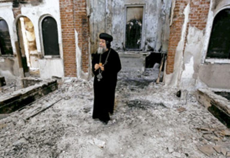 obispo copto egipcio en una iglesia bombardeada en Egipto en agosto 2013