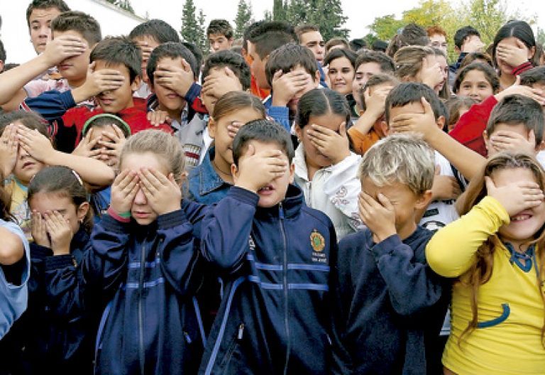 grupo de niños se tapan los ojos