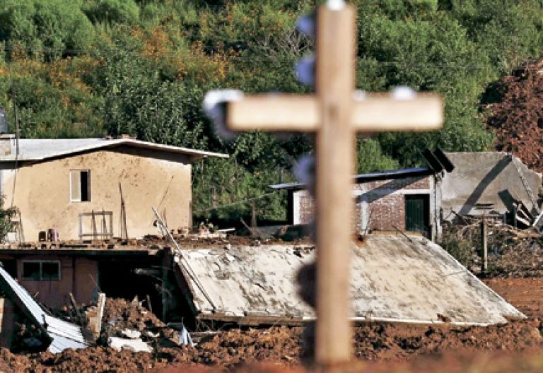 crucifijo de madera en un barrio marginal pobre