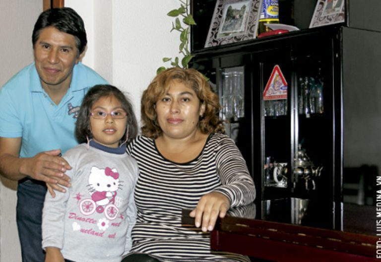 familia de inmigrantes bolivianos en España en un piso de acogida del Centro Pueblos Unidos