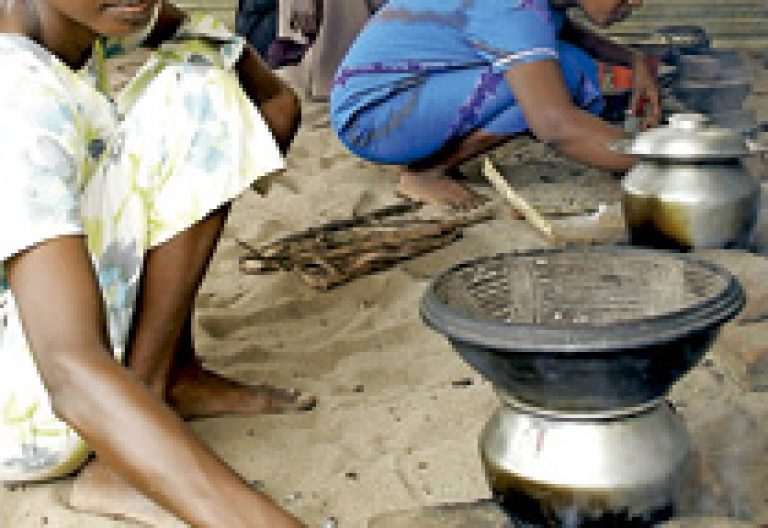 mujeres tamiles en un campo de refugiados