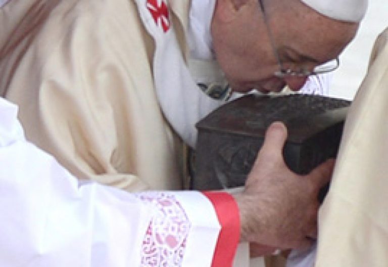 papa Francisco en la clausura del Año de la fe besa las reliquias de San Pedro 24 noviembre 2013