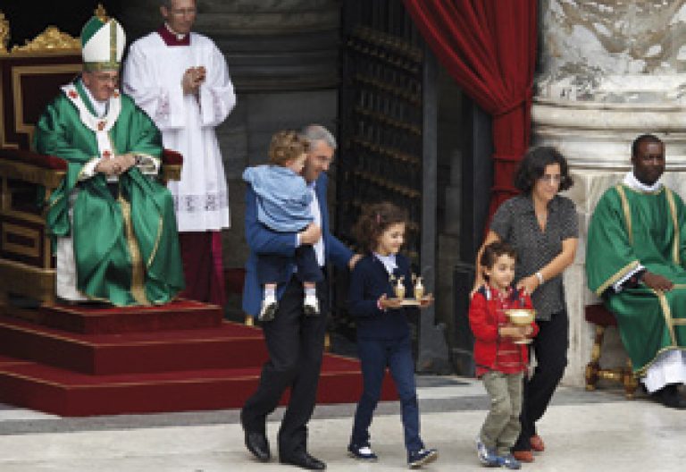 papa Francisco con una familia