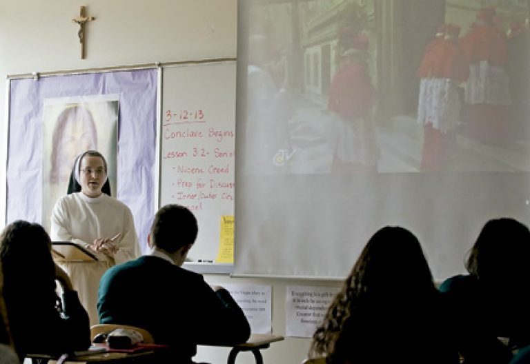 religiosa profesora imparte clases a alumnos en el aula en la universidad