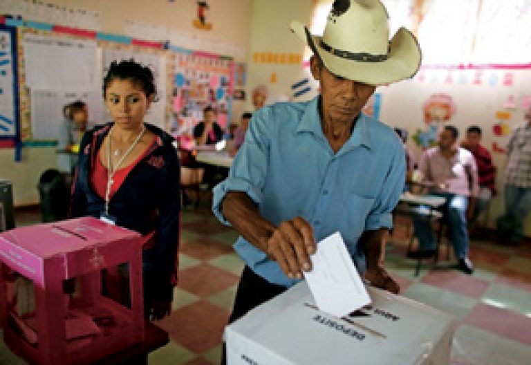 ciudadanos votan en Honduras 2013
