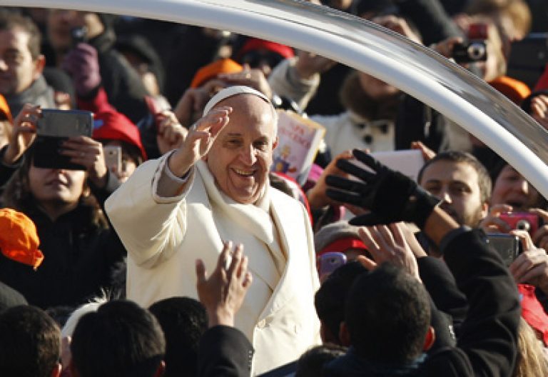 papa Francisco en el Vaticano con frío 11 diciembre 2013